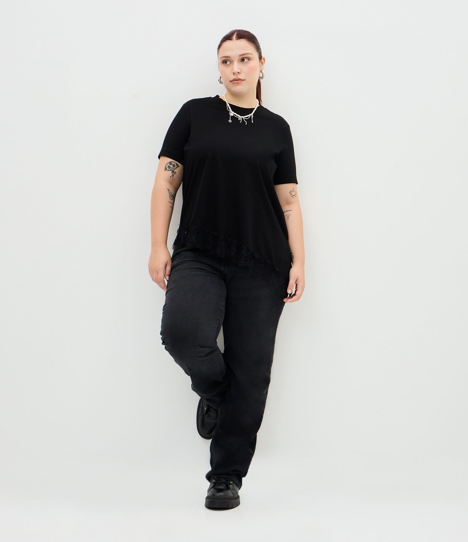 Blusa Manga Curta com Renda Irregular na Barra Curve & Plus Size Preto 2