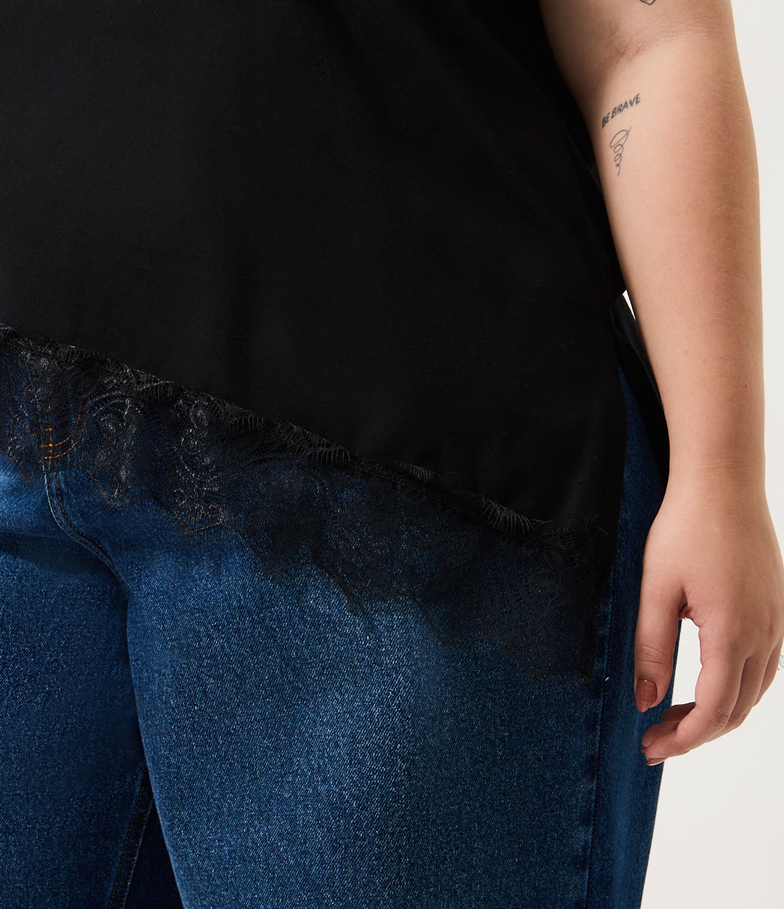 Blusa Manga Curta com Renda Irregular na Barra Curve & Plus Size Preto 4