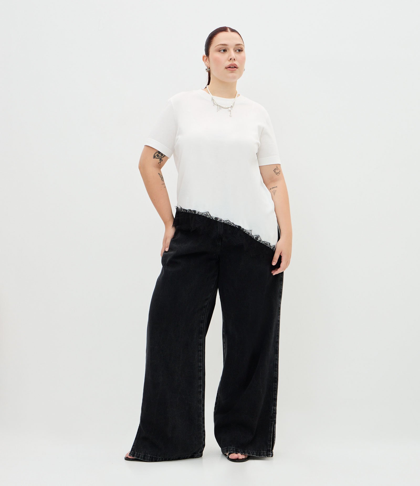 Blusa Manga Curta com Renda Irregular na Barra Curve & Plus Size Branco 2