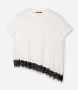 Blusa Manga Curta com Renda Irregular na Barra Curve & Plus Size