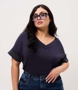 Blusa Crepe com Gola V e Fio Metálico na Manga Curve & Plus Size