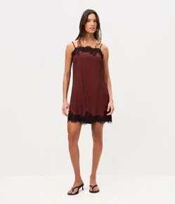 Vestido Curto em Viscose Texturizada com Renda na Barra e Decote