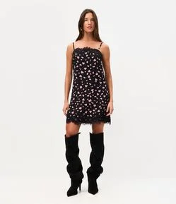 Vestido Curto Floral em Viscose Texturizada com Renda no Decote e Barra