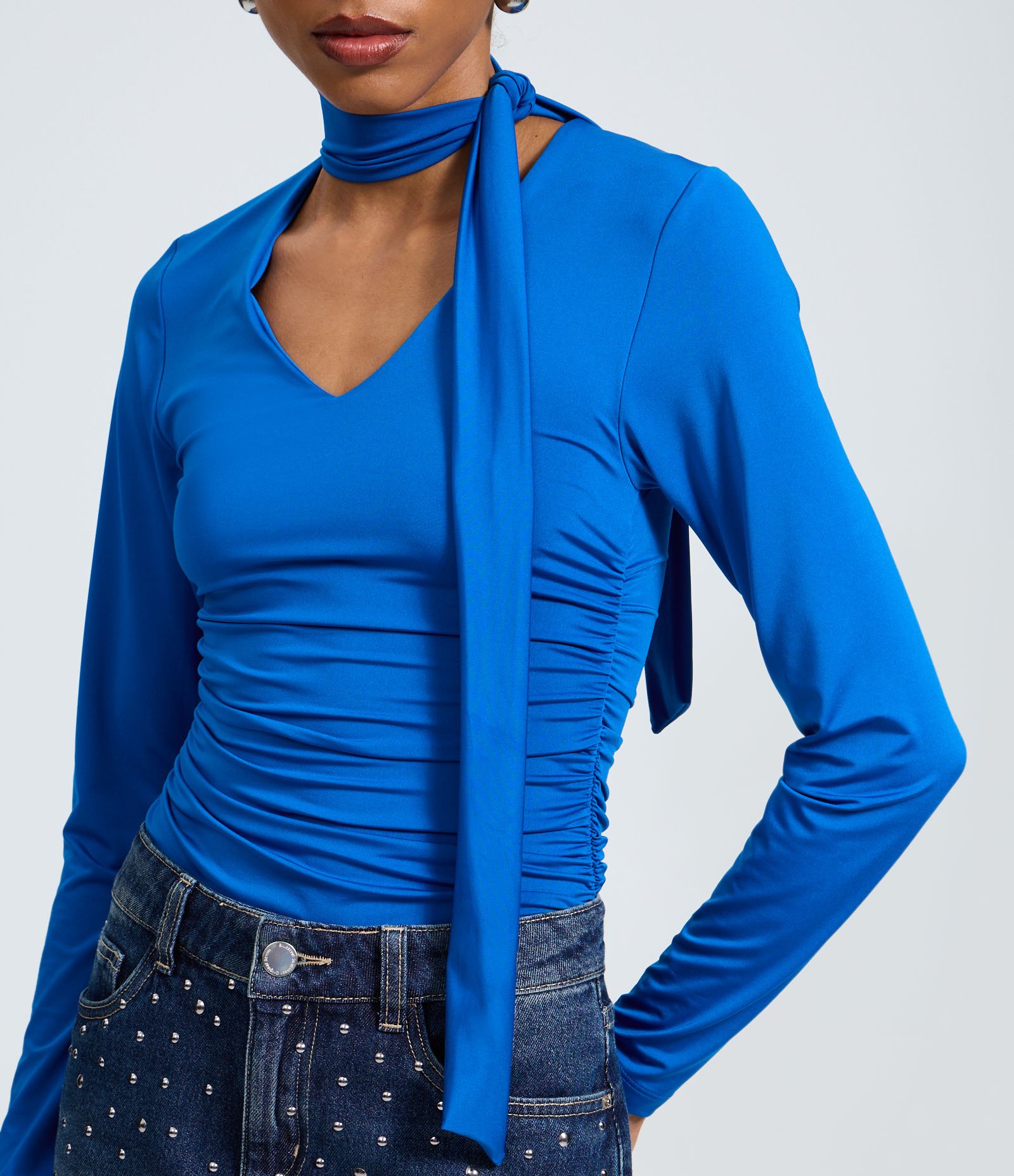 Blusa Franzida em Microfibra com Decote V e Gola Laço Azul 3