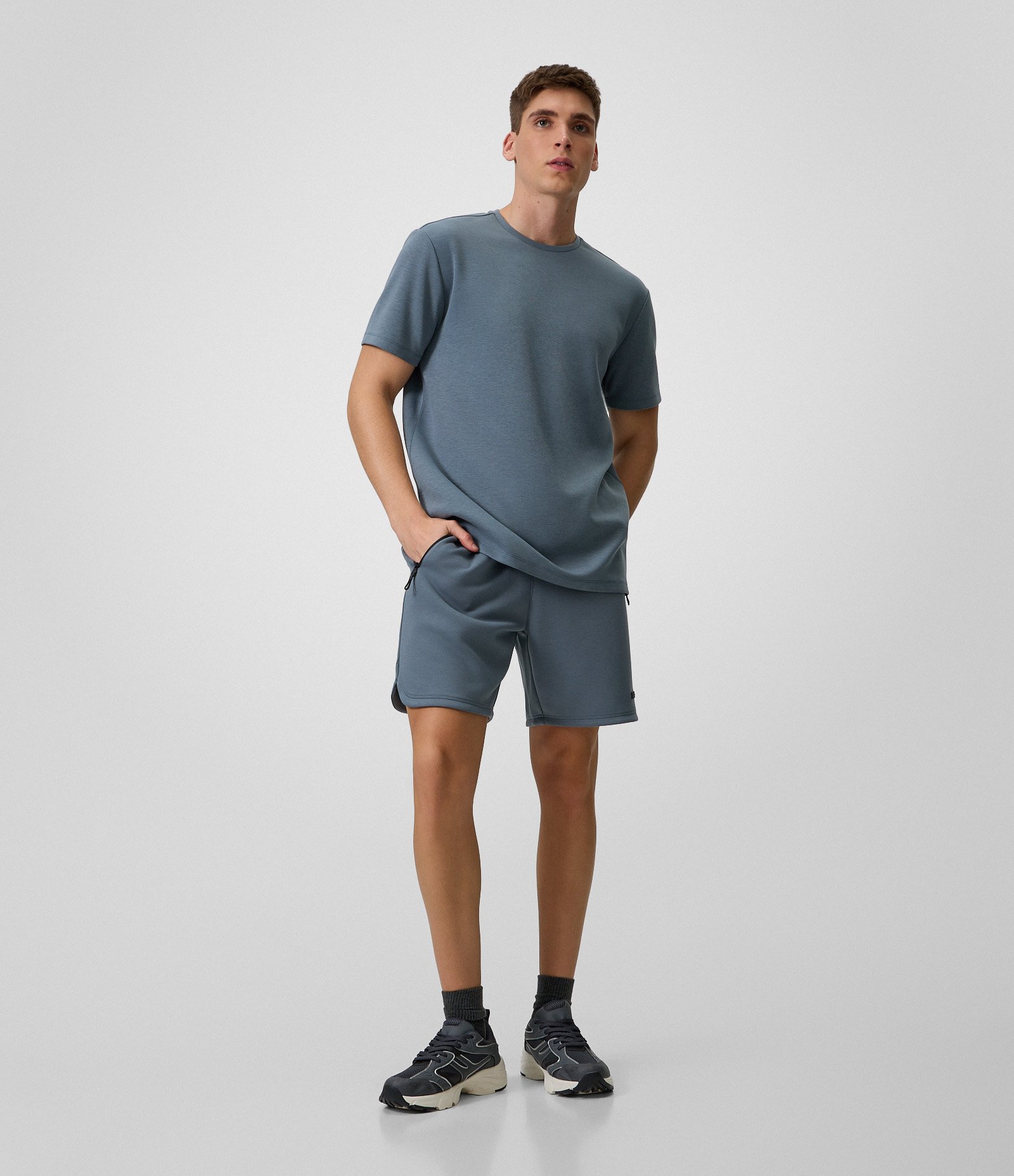 Bermuda Esportiva em Moletom Tecnológico com Cós Elástico e Zíper no Bolso Cinza 1