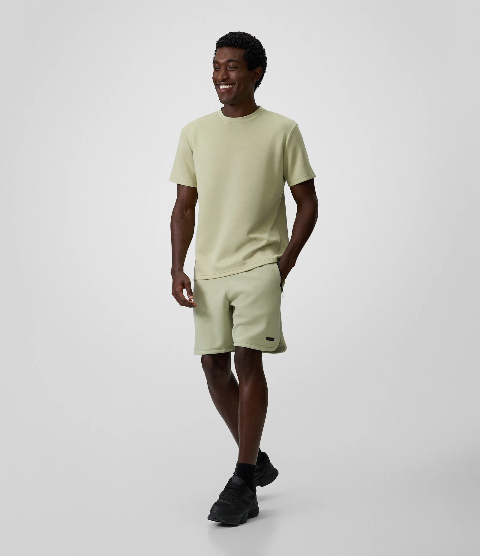 Bermuda Esportiva em Moletom Tecnológico com Cós Elástico e Zíper no Bolso Amarelo Claro 1