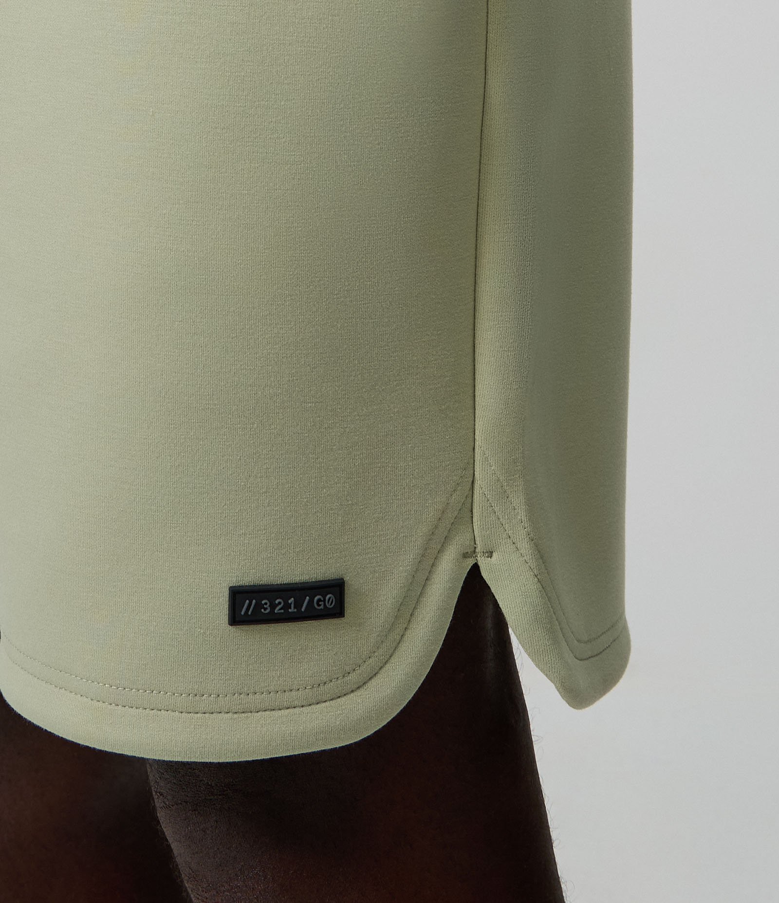 Bermuda Esportiva em Moletom Tecnológico com Cós Elástico e Zíper no Bolso Amarelo Claro 4
