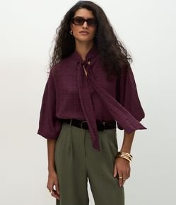 Blusa com Gola Laço e Mangas Bufantes