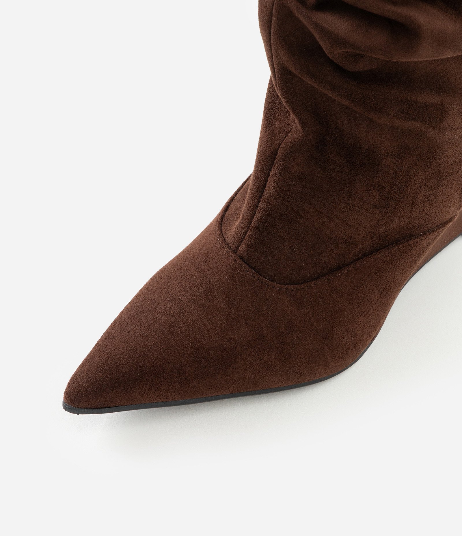 Bota em Suede com Cano Enrugado e Salto Anabela Marrom 5