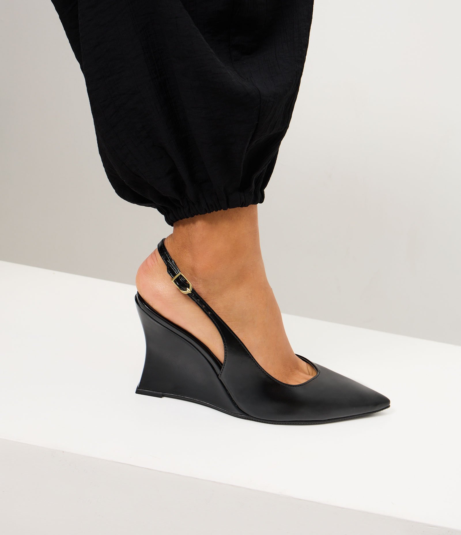 Sapato Slingback em PU com Salto Anabela Preto 7