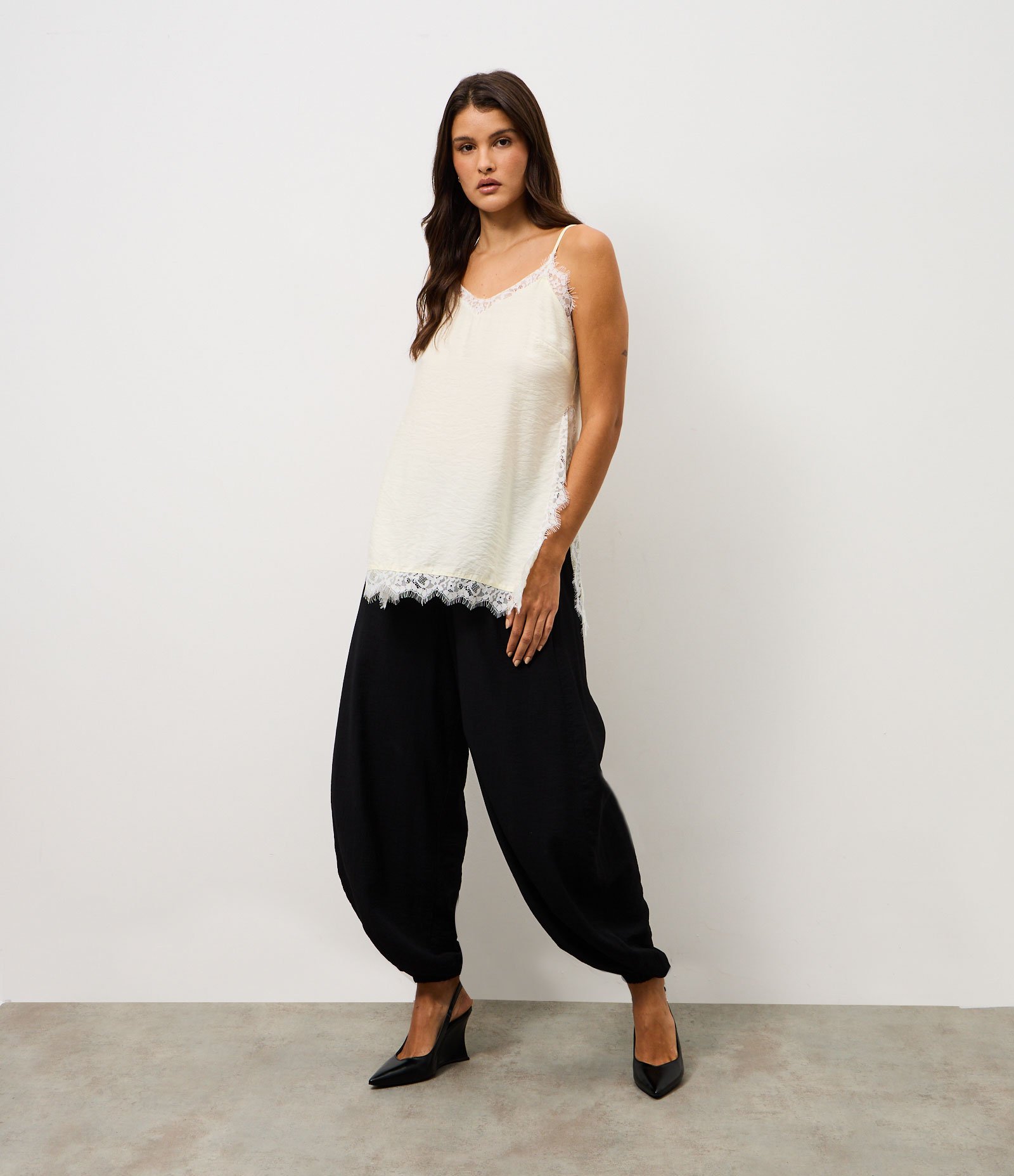 Sapato Slingback em PU com Salto Anabela Preto 2