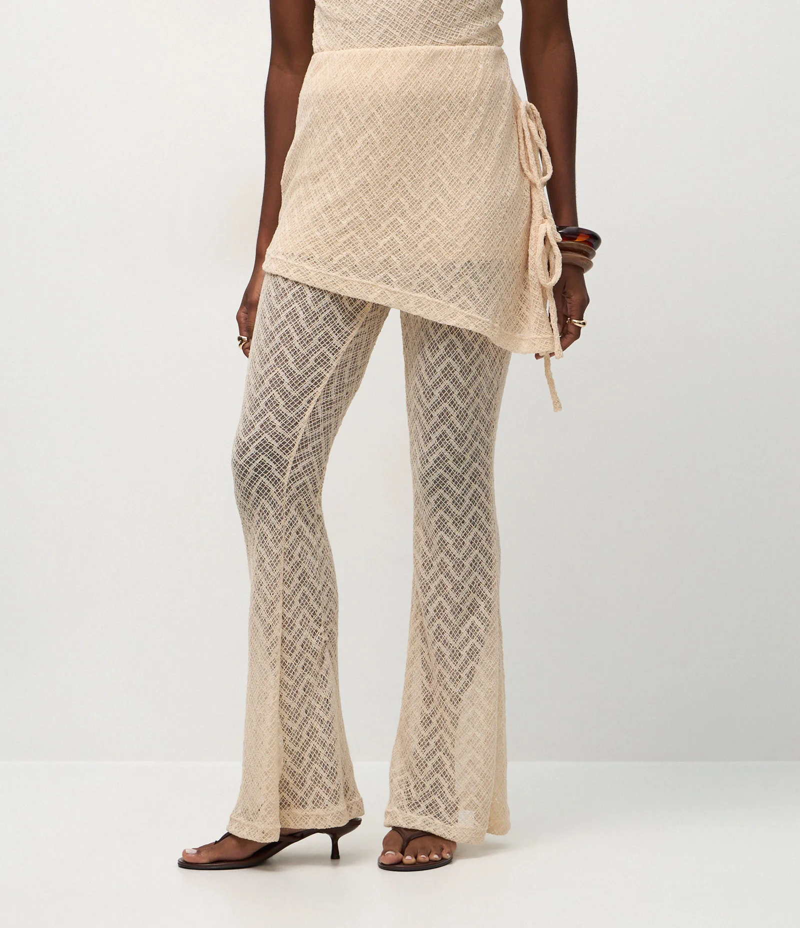 Calça com Efeito Crochê e Saia Sobreposta Off White 2