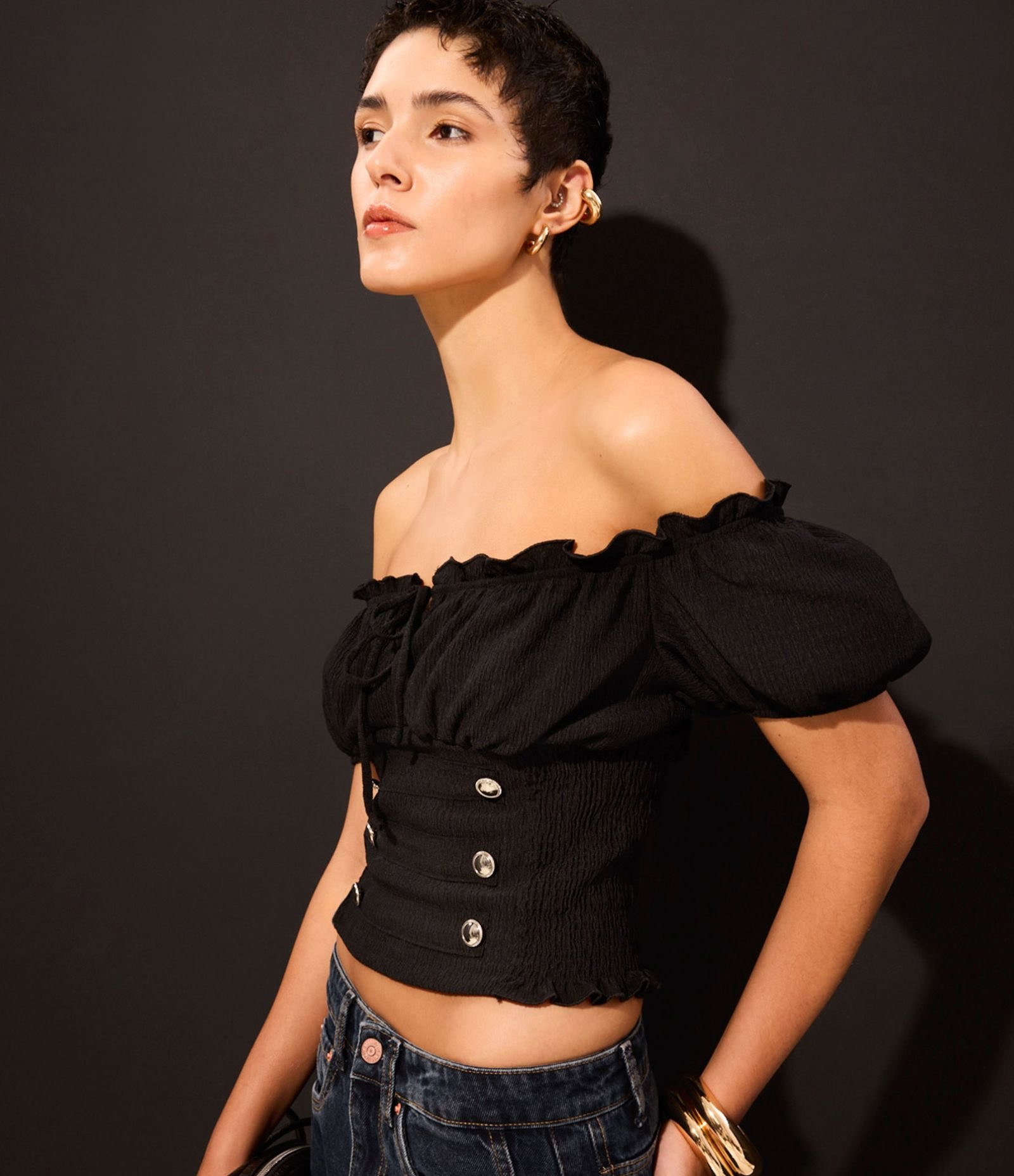 Blusa Corpete Ajustada com Detalhes Decorativos Preto 1