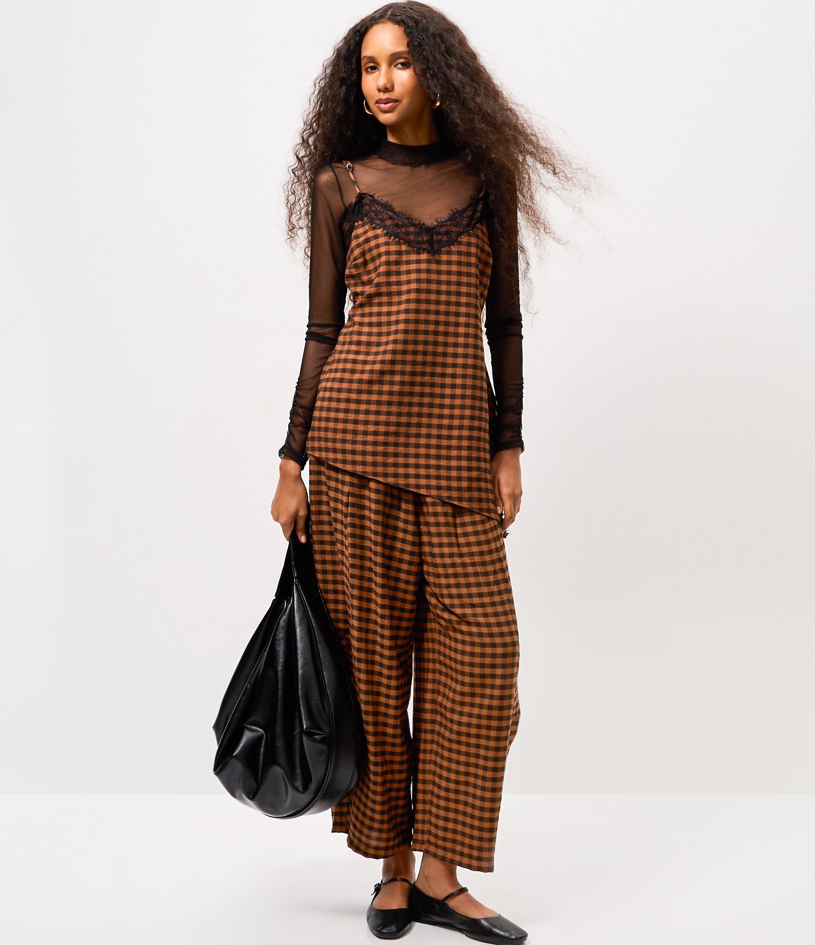 Blusa Xadrez Assimétrica com Renda Aplicada Marrom 2