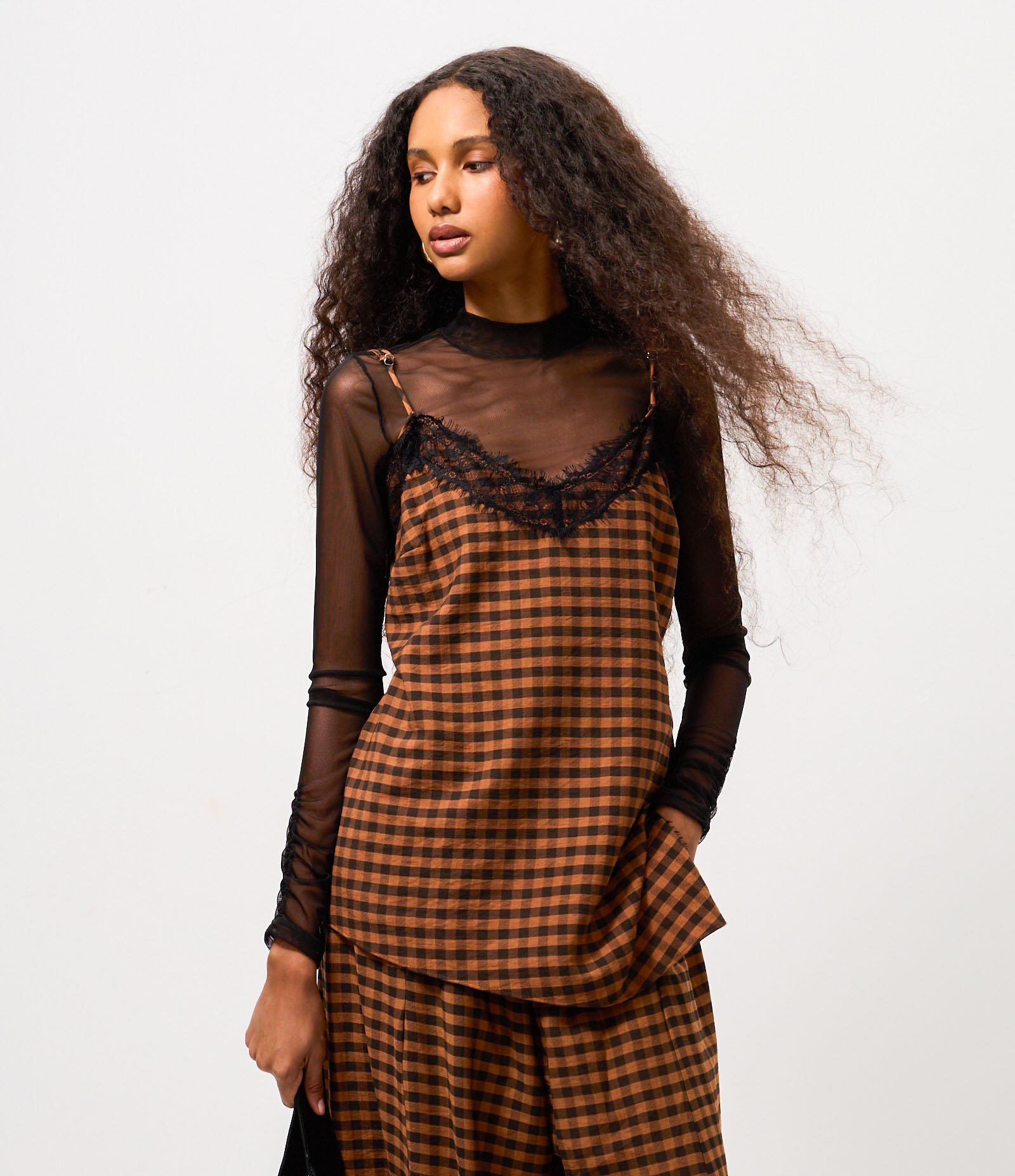 Blusa Xadrez Assimétrica com Renda Aplicada Marrom 3