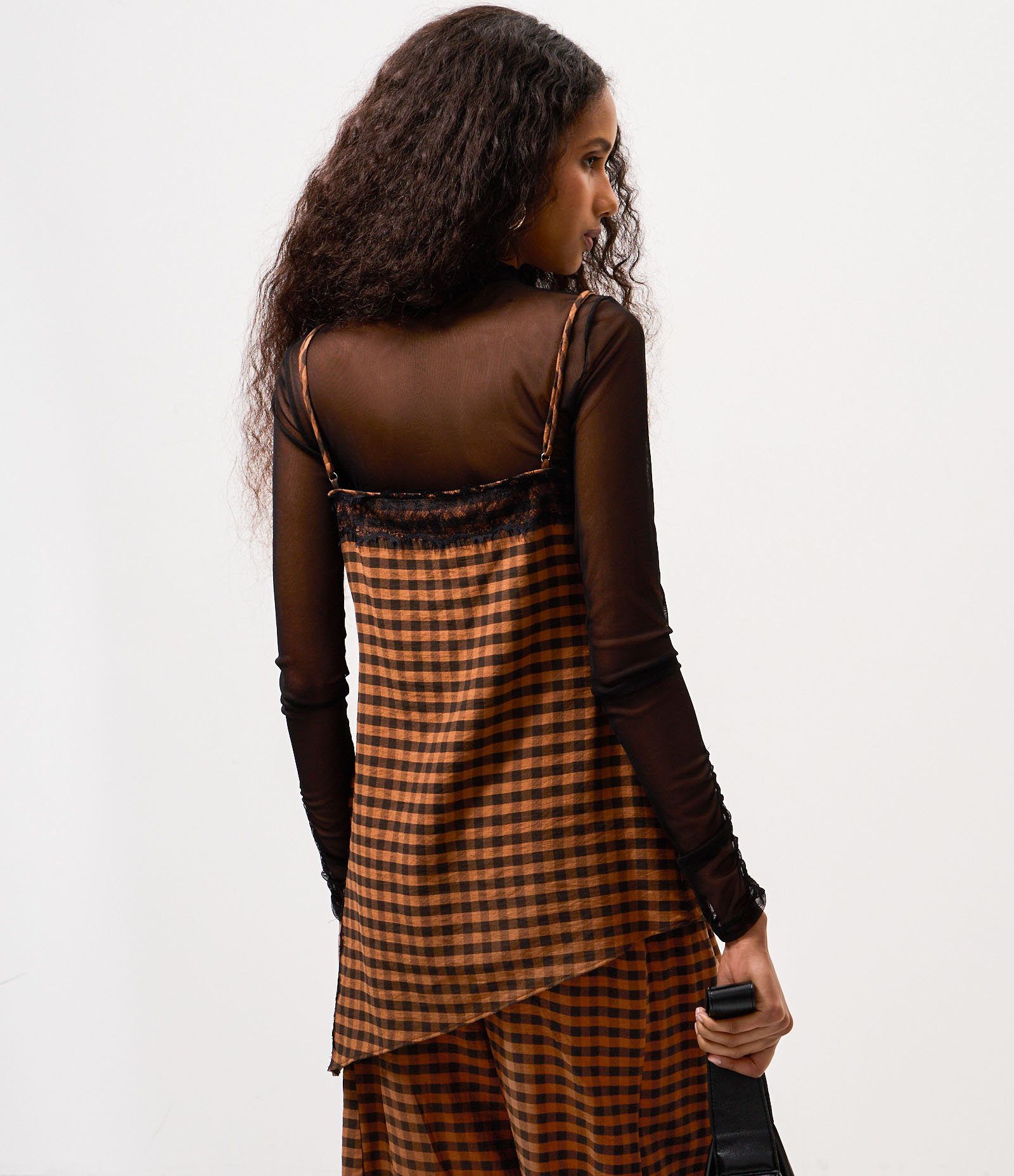 Blusa Xadrez Assimétrica com Renda Aplicada Marrom 5