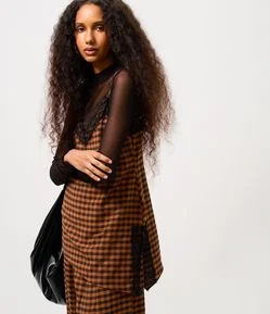 Blusa Xadrez Assimétrica com Renda Aplicada