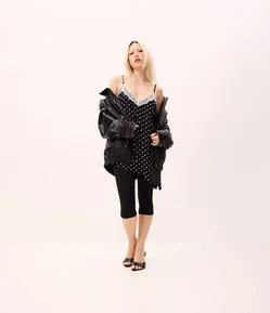 Blusa Assimétrica com Estampa Poá e Aplicação de Renda