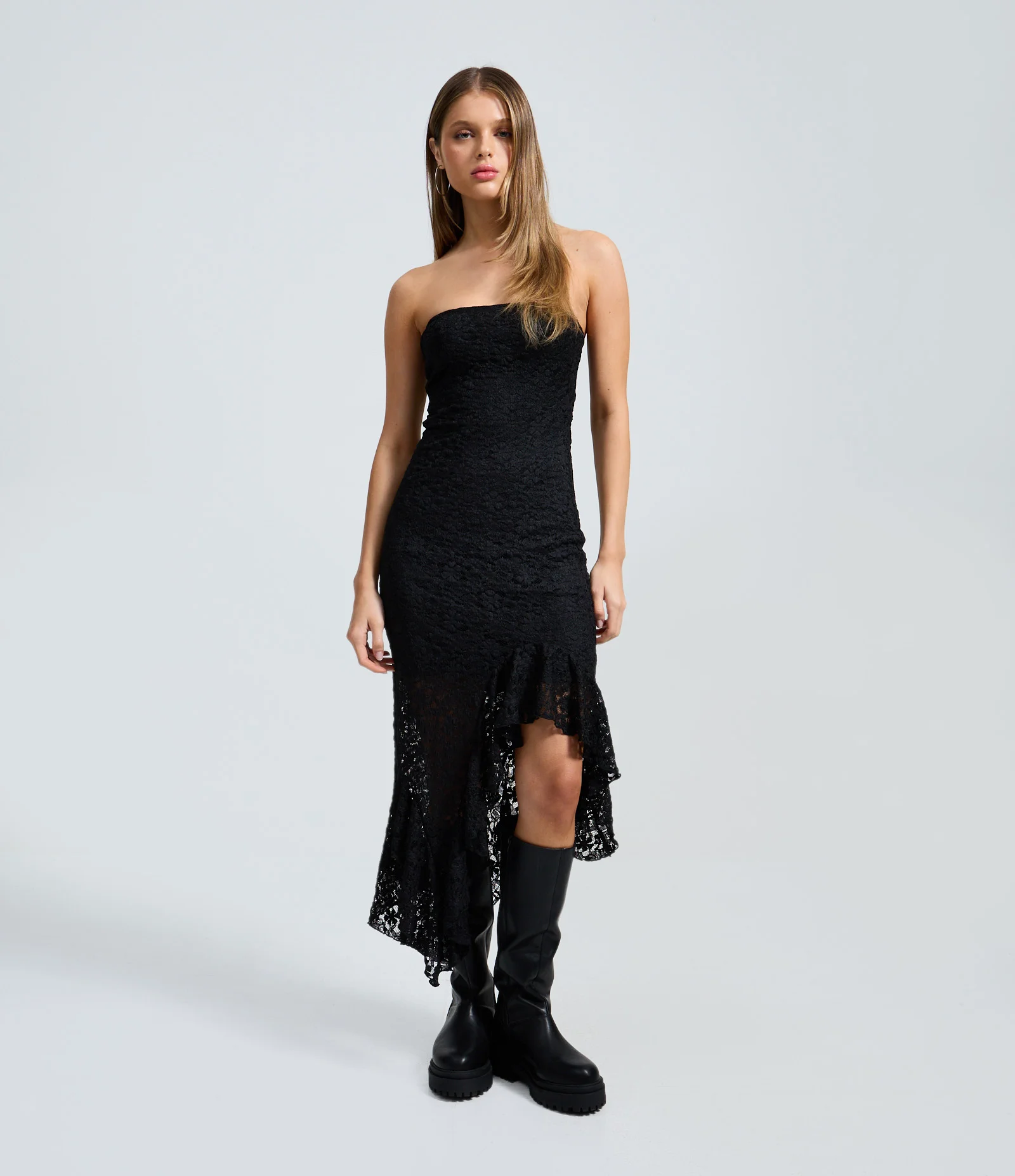 Vestido Tomara que Caia em Renda com Babado Assimétrico Preto 1