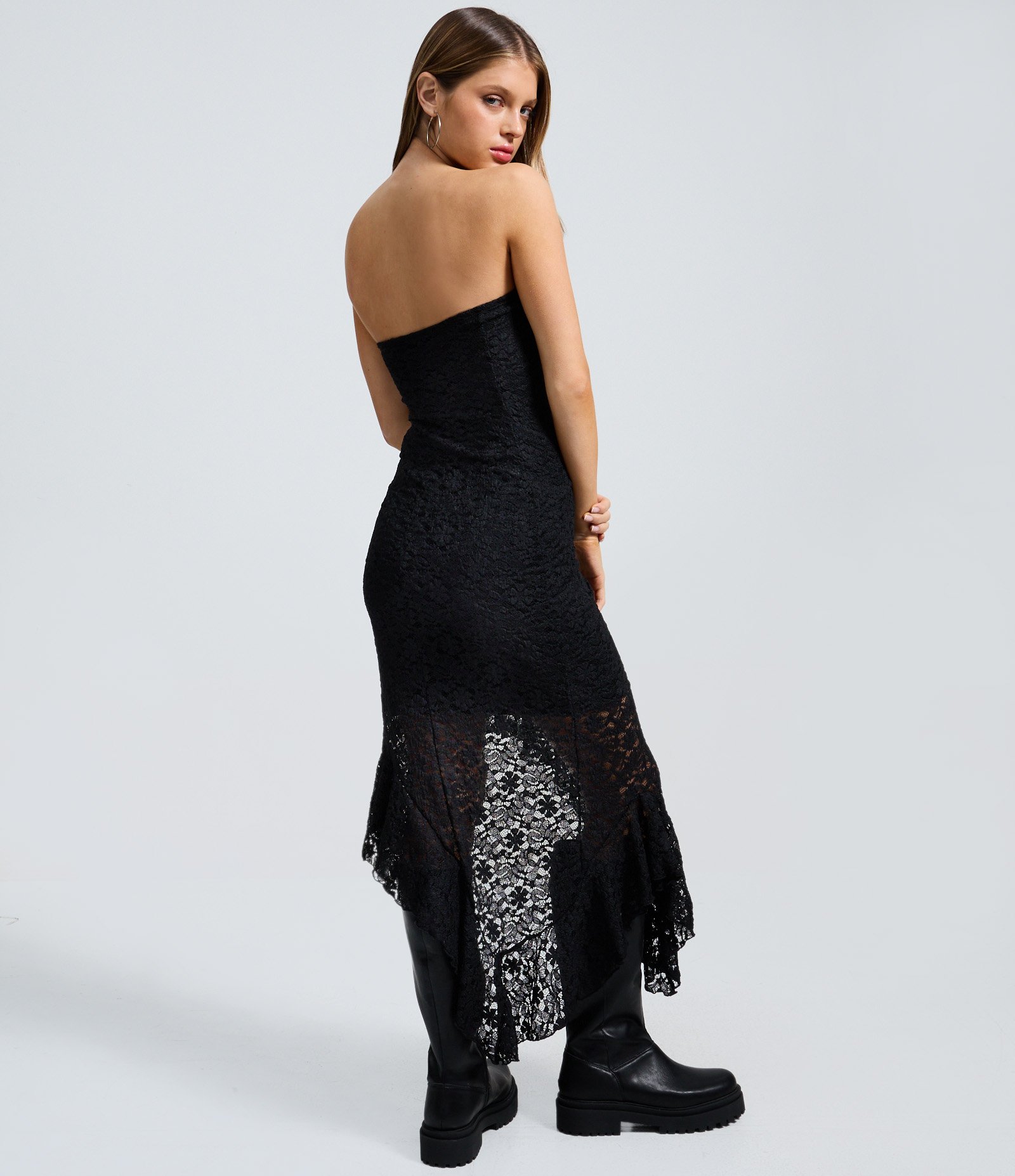 Vestido Tomara que Caia em Renda com Babado Assimétrico Preto 4