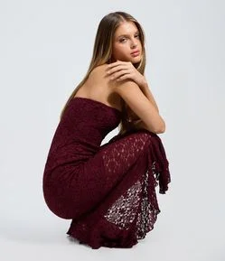 Vestido Tomara que Caia em Renda com Babado Assimétrico