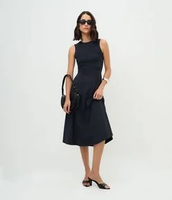 Vestido Evasê Longo em Poliamida com Decote Fechado