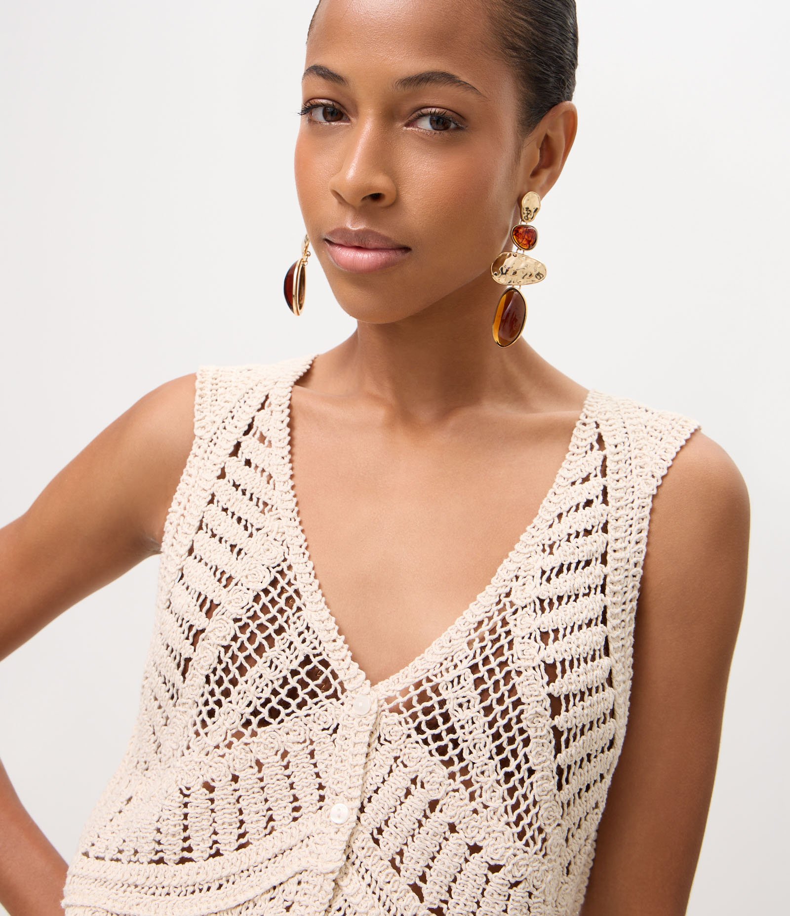 Blusa em Crochê com Barra Arredondada Bege 3