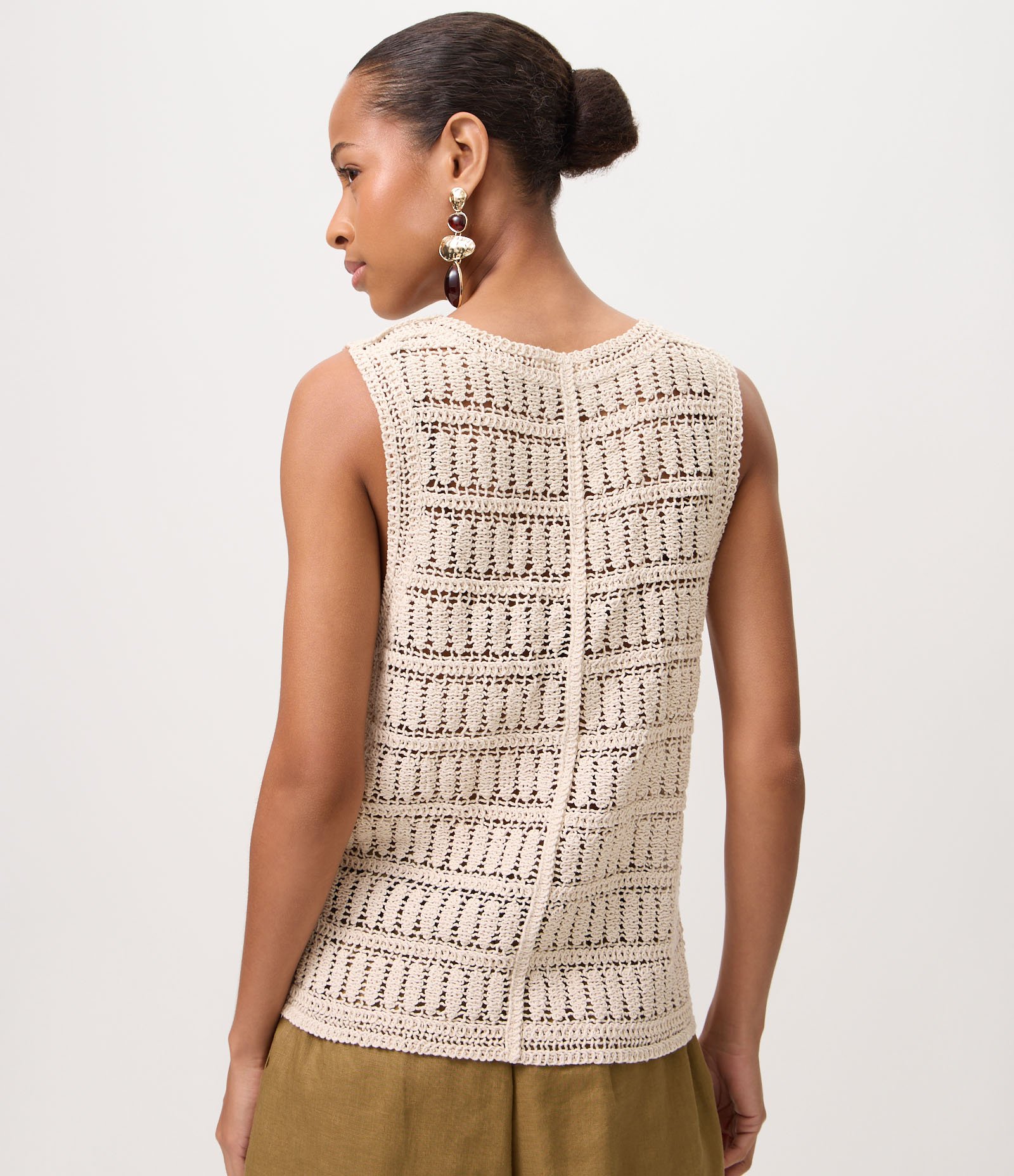 Blusa em Crochê com Barra Arredondada Bege 4