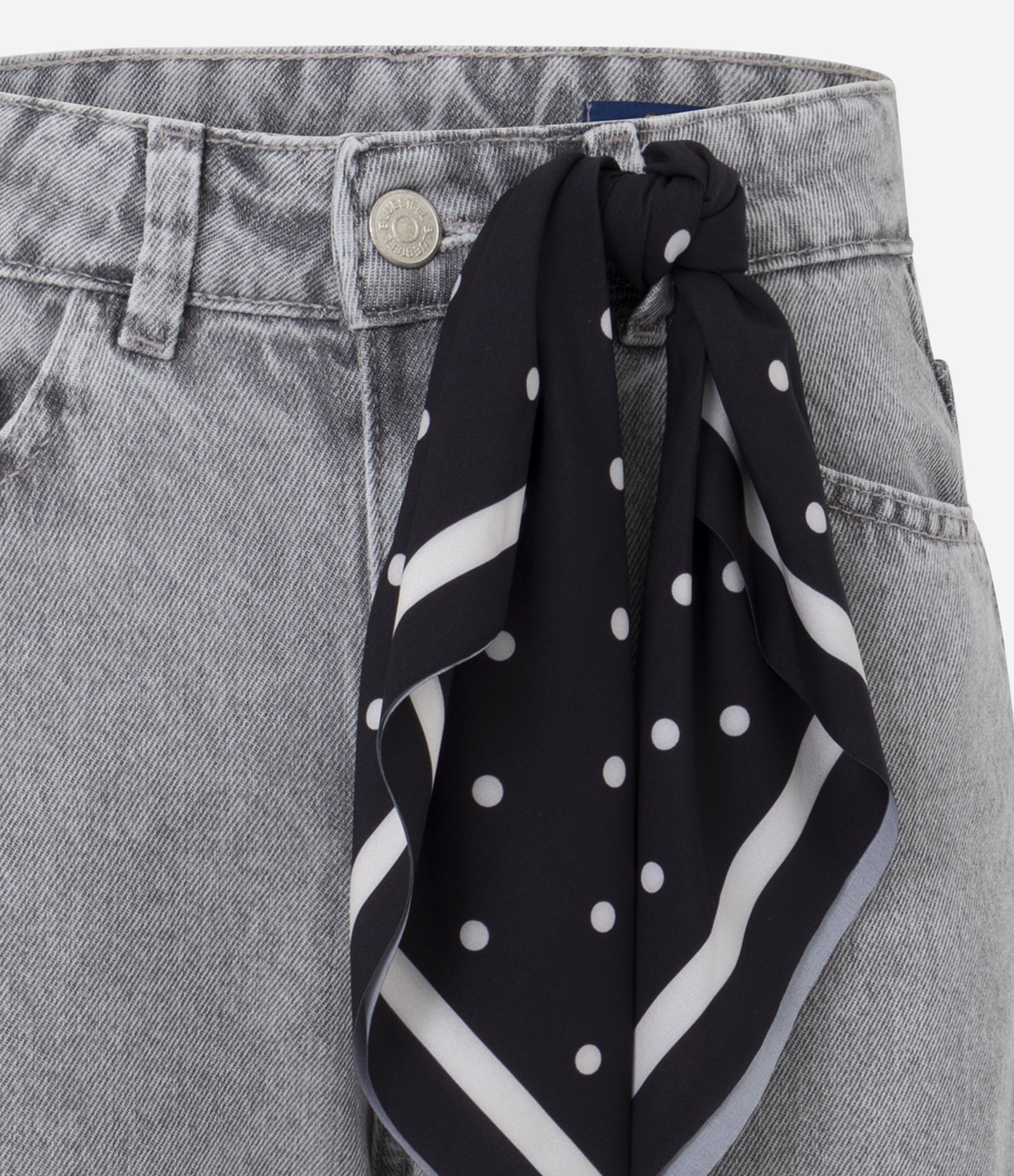 Calça Jeans Reta Cropped com Lenço Poá e Cintura Alta Cinza 2