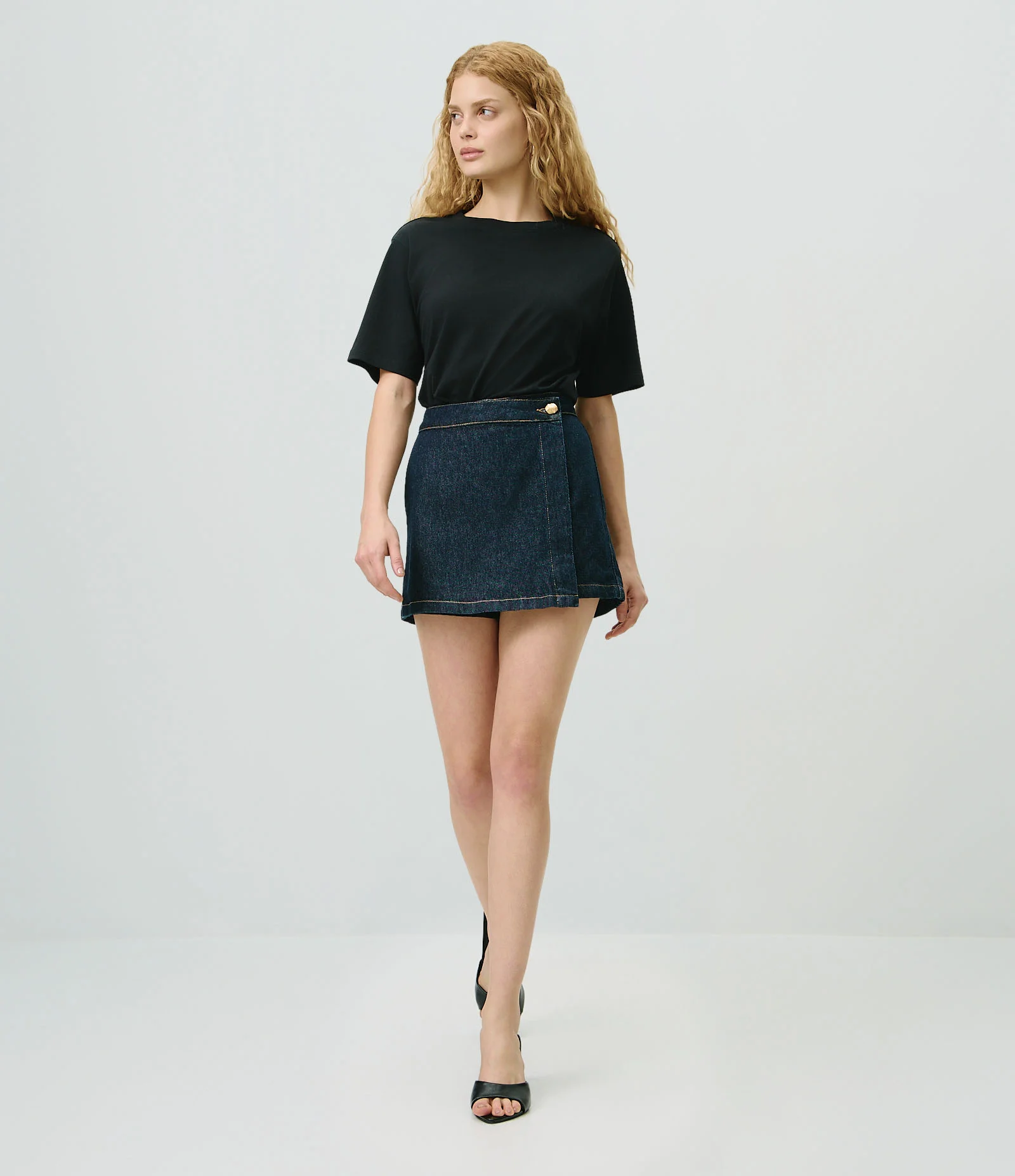 Short Saia Evase em Jeans com Cintura Alta e Botão Dourado Azul Escuro 1
