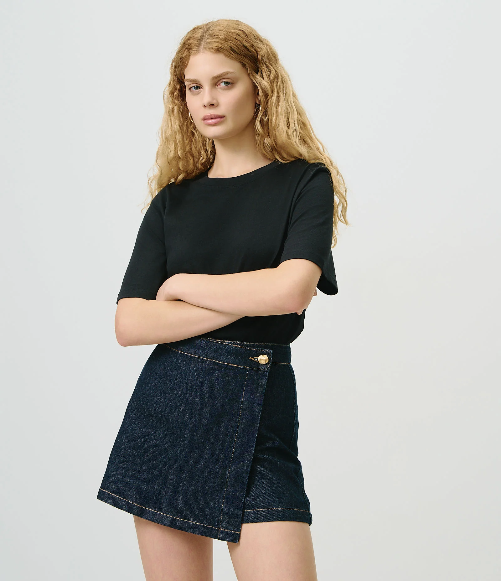 Short Saia Evase em Jeans com Cintura Alta e Botão Dourado Azul Escuro 2