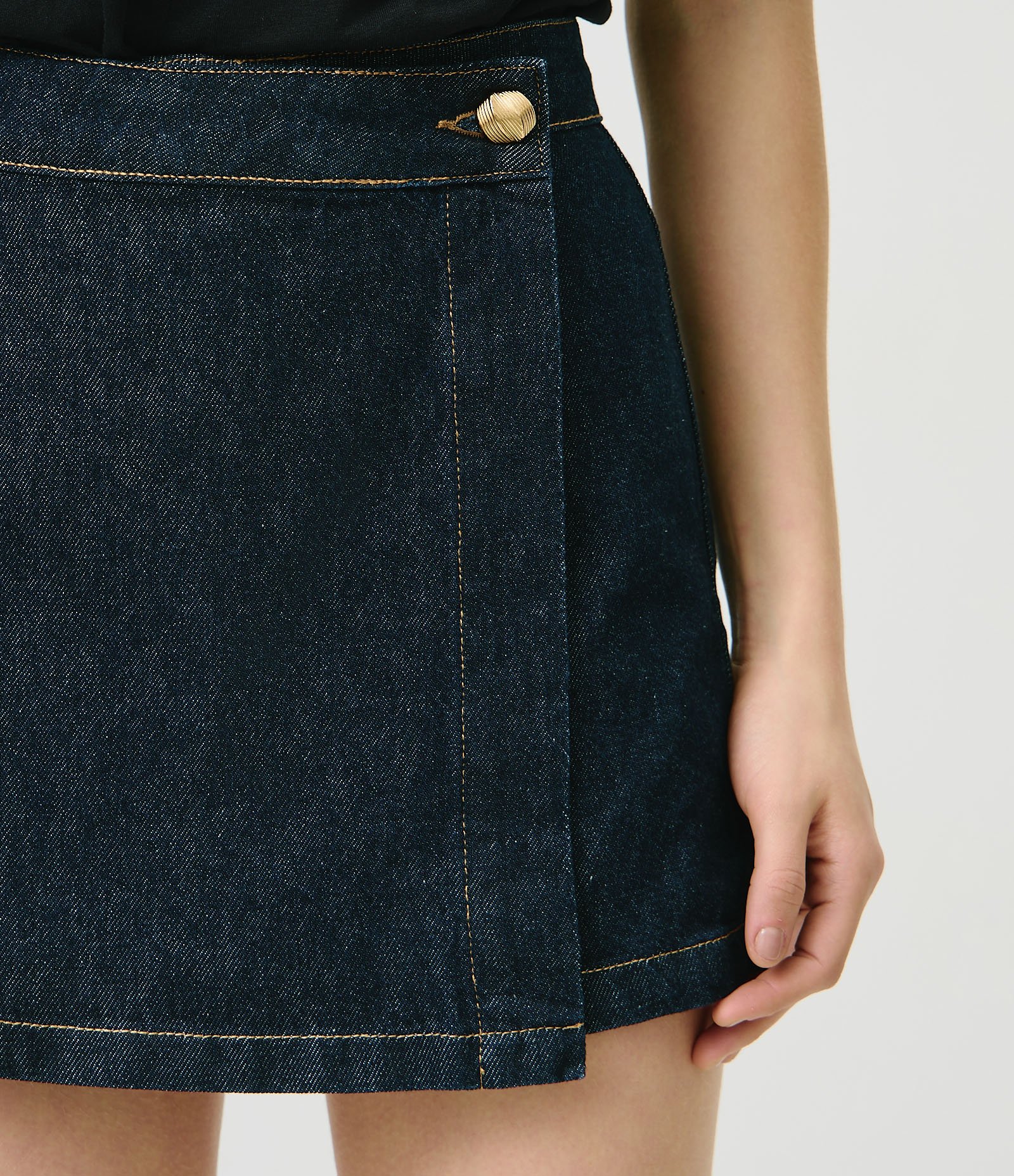 Short Saia Evase em Jeans com Cintura Alta e Botão Dourado Azul Escuro 3