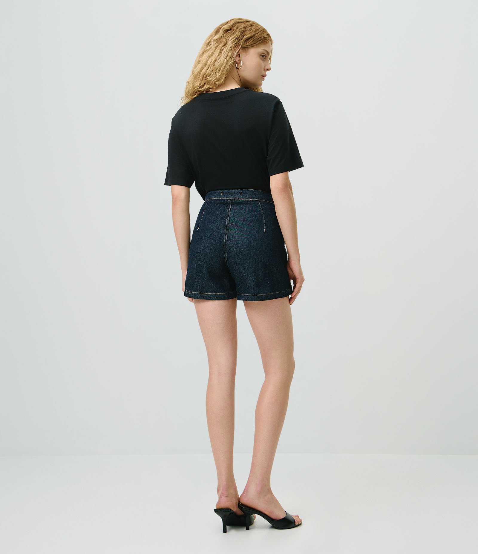 Short Saia Evase em Jeans com Cintura Alta e Botão Dourado Azul Escuro 4