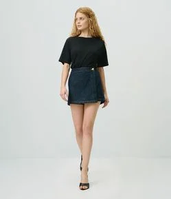 Short Saia Evase em Jeans com Cintura Alta e Botão Dourado