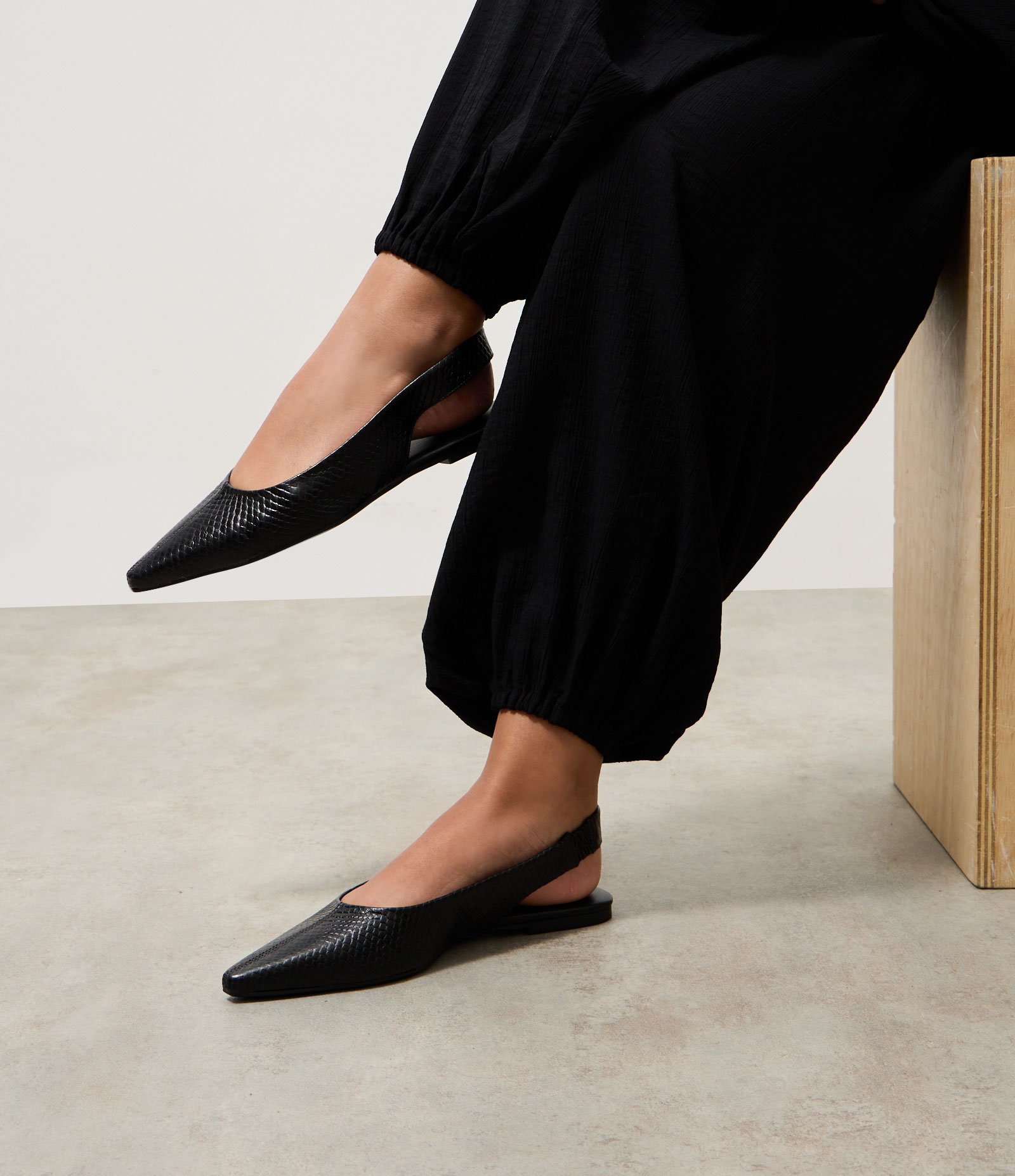 Sapatilha Slingback em Couro com Textura Snake Preto 6