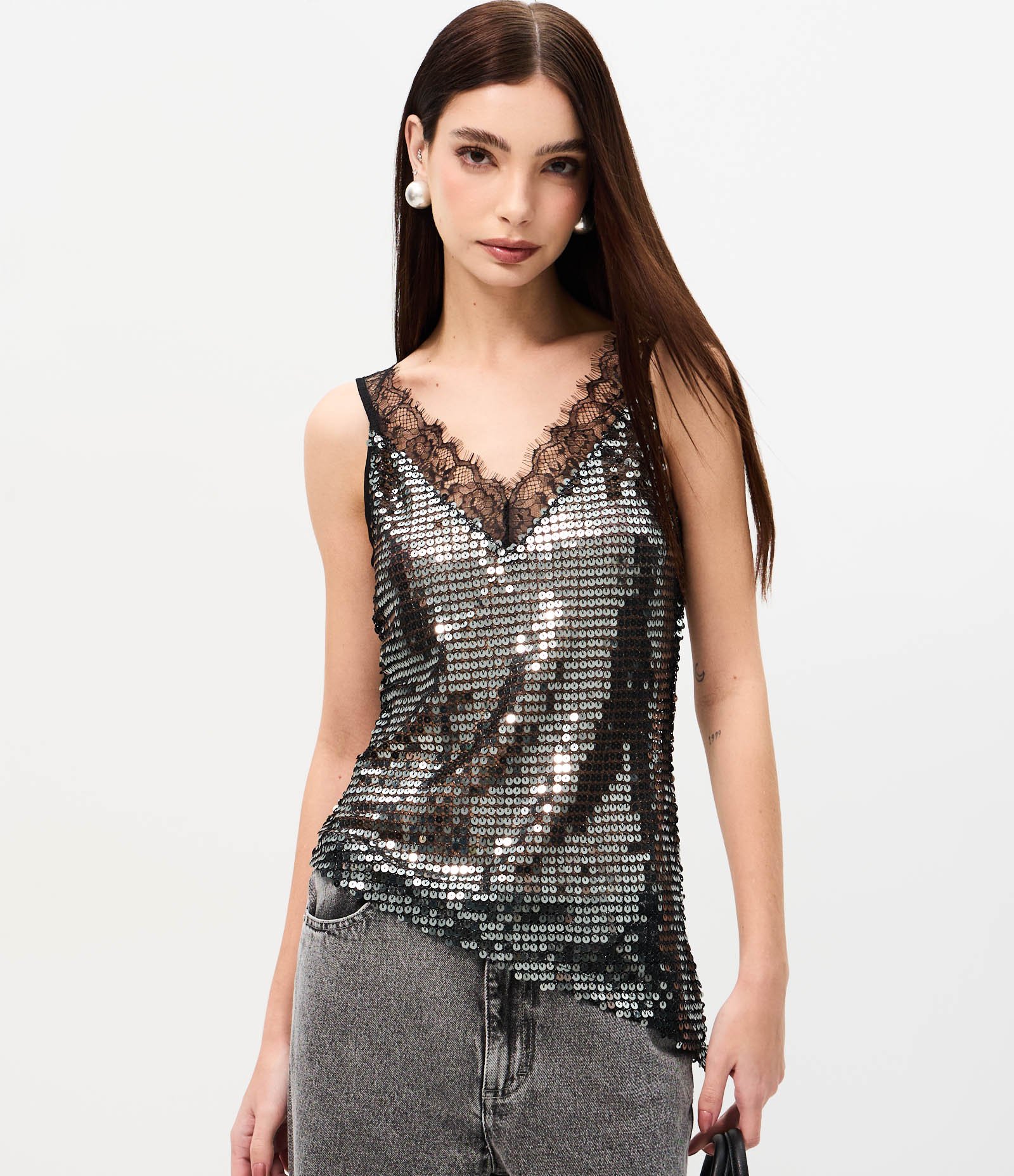Blusa em Paetê com Decote em Renda e Barra Assimétrica Prata 3