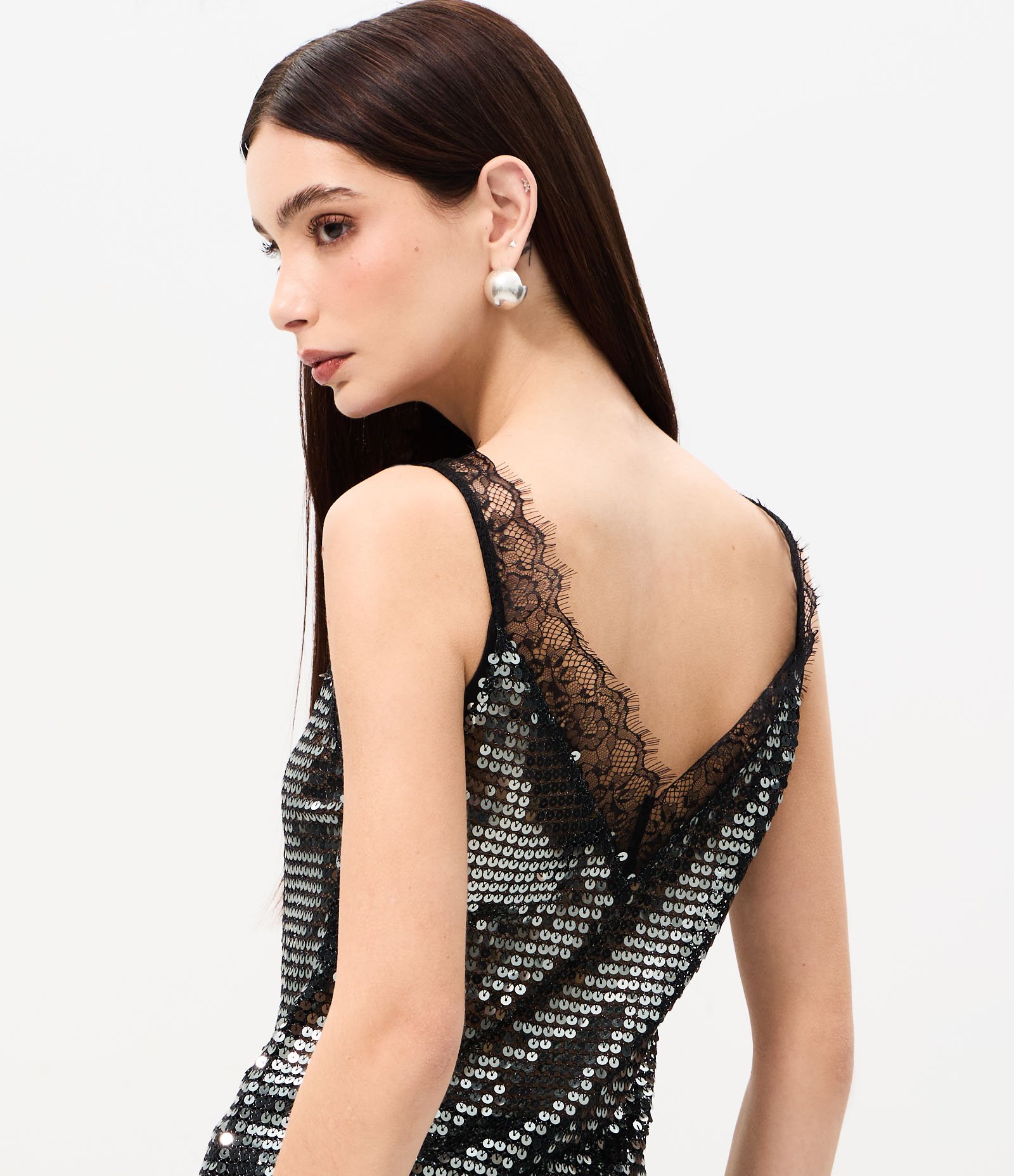 Blusa em Paetê com Decote em Renda e Barra Assimétrica Prata 4
