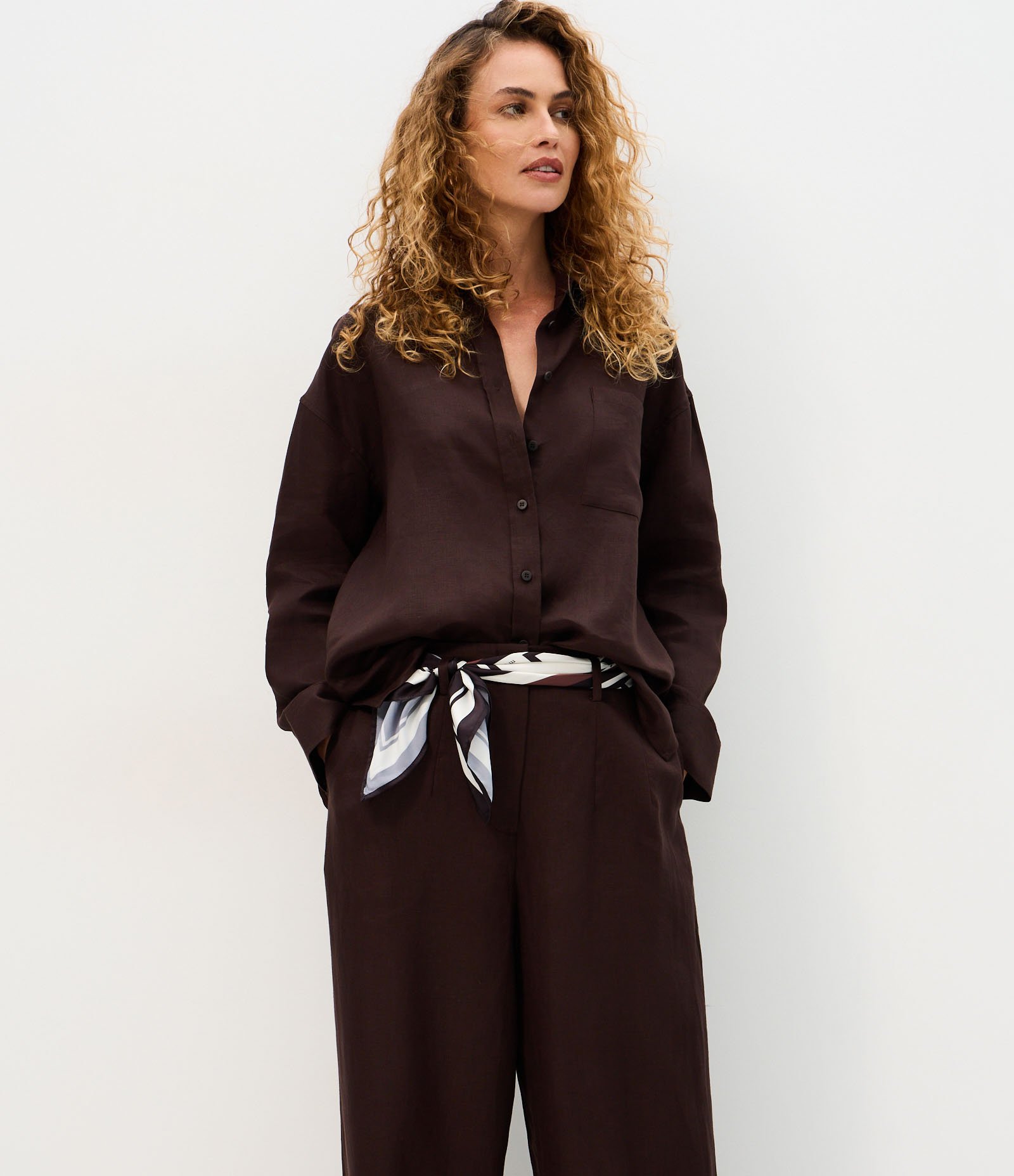 Calça Reta em Linho com Cós Elástico Marrom 2