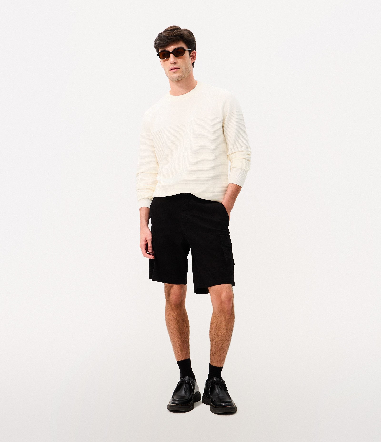 Bermuda em Sarja com Bolso Cargo Preto 1