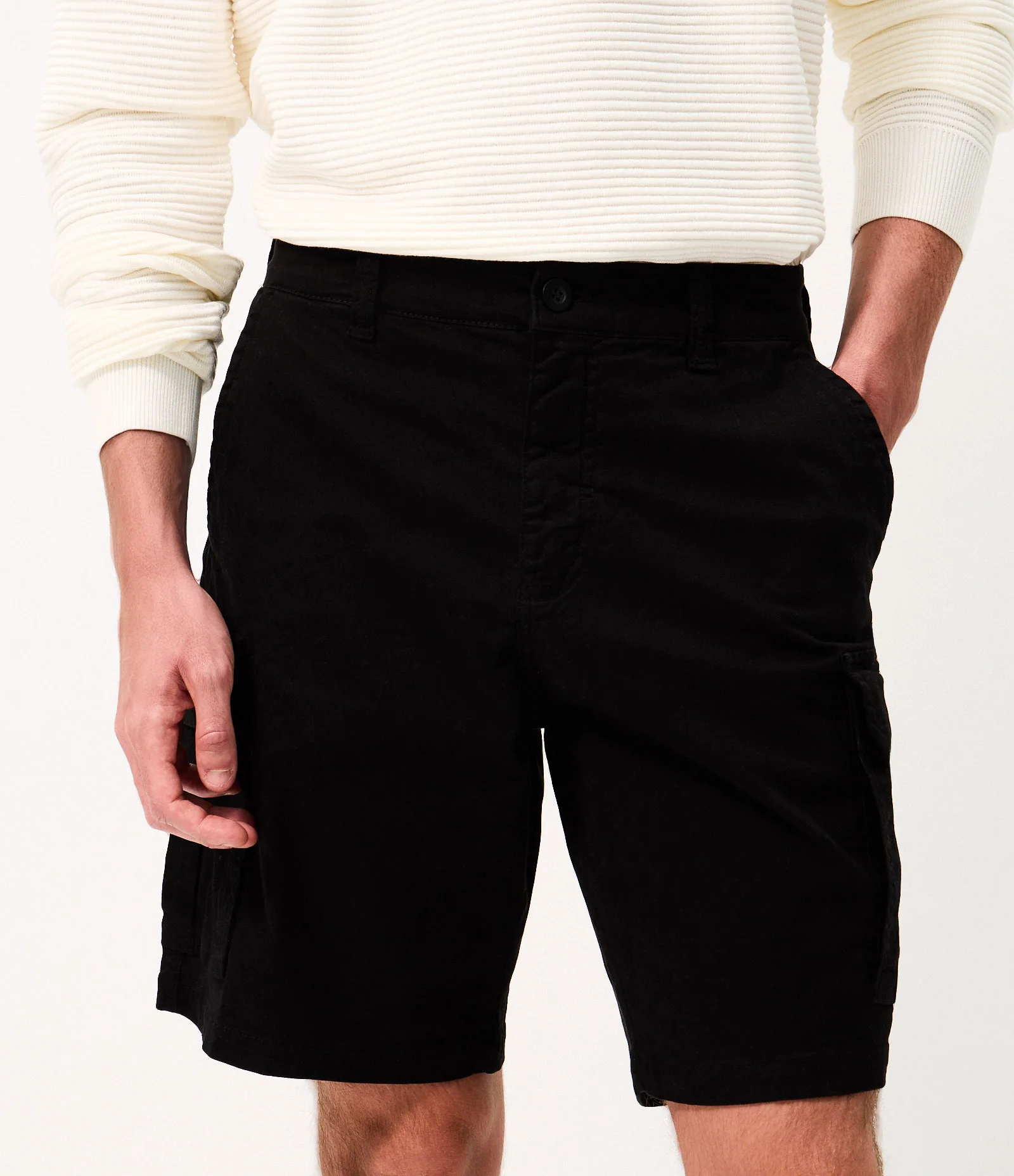 Bermuda em Sarja com Bolso Cargo Preto 2