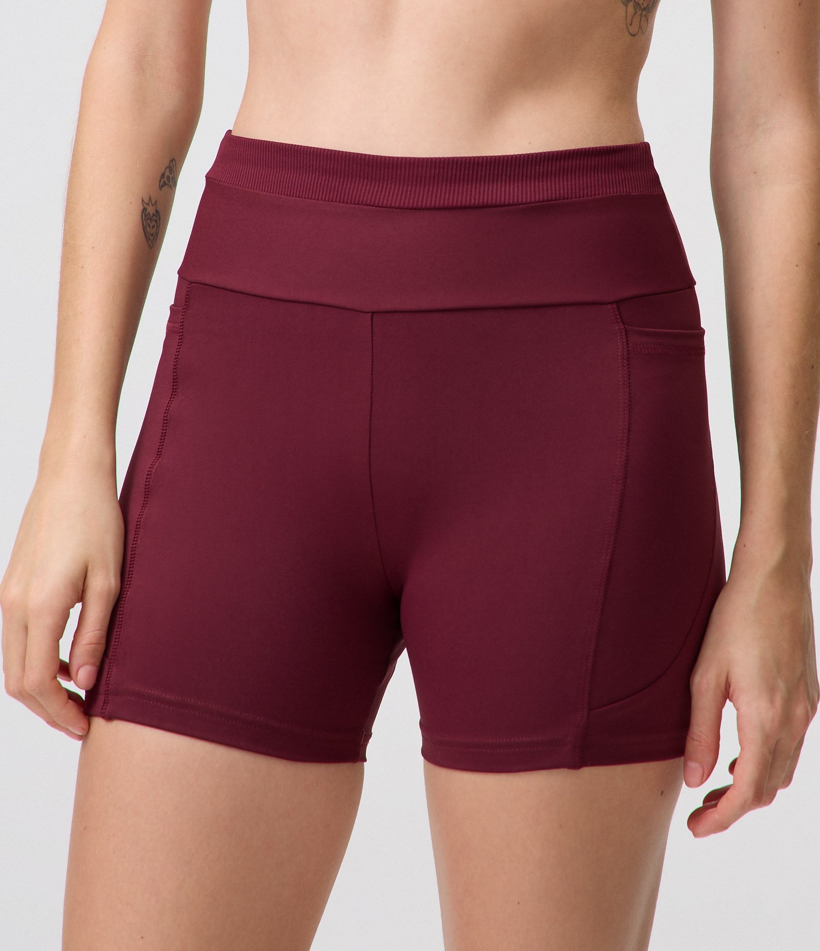 Bermuda Ajustada Esportiva com Cós Texturizado e Bolso Vinho 2
