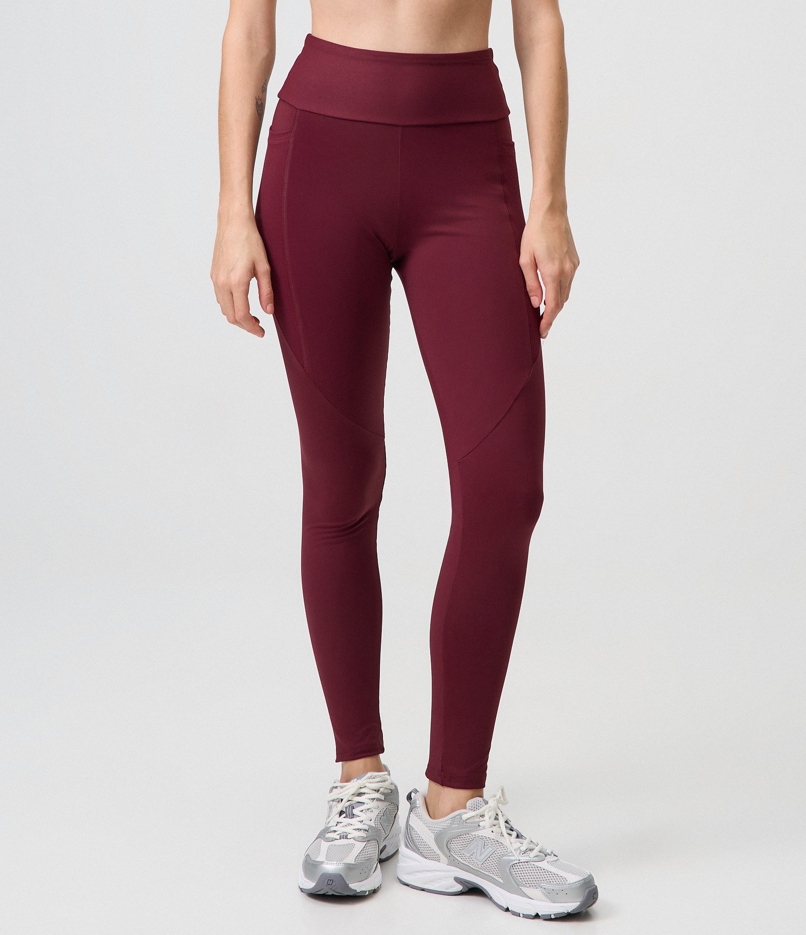 Calça Legging Esportiva em Microfibra com Bolso Canelado Vinho 2