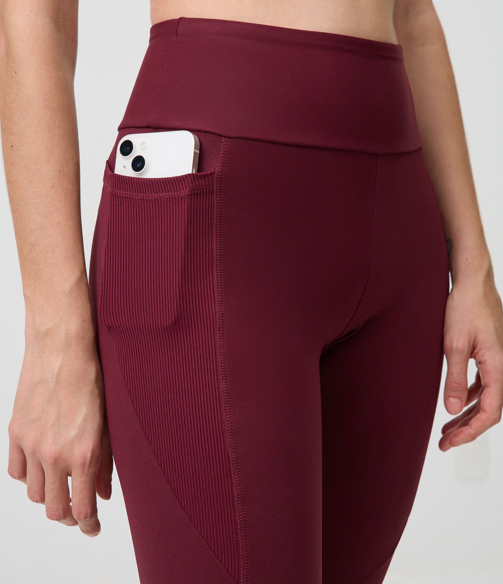 Calça Legging Esportiva em Microfibra com Bolso Canelado Vinho 3
