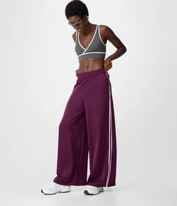 Calça Esportiva em Microfibra Acetinada com Listras Laterais