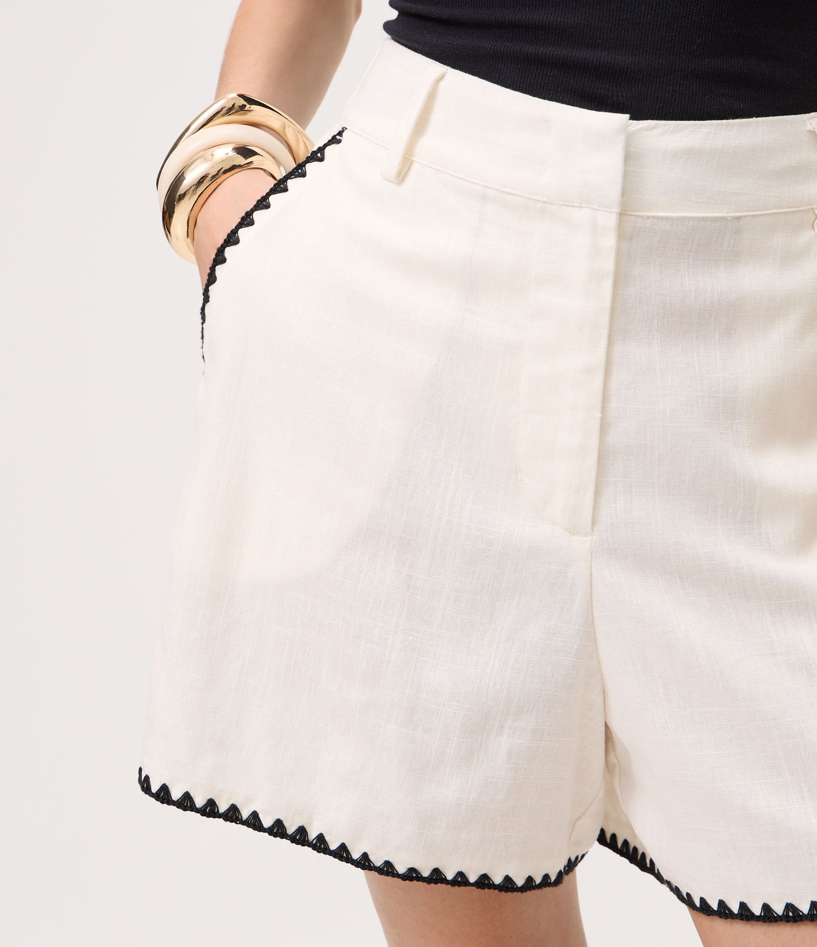 Short em Viscolinho com Detalhe Contrastante Branco 4