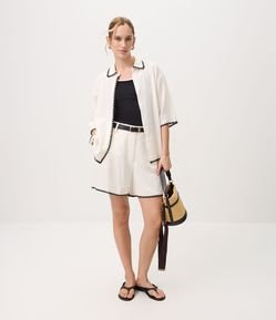 Short em Viscolinho com Detalhe Contrastante