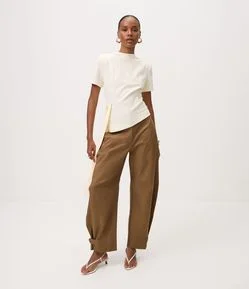 Calça Barrel Alfaiatada com Detalhe Ajustável na Barra