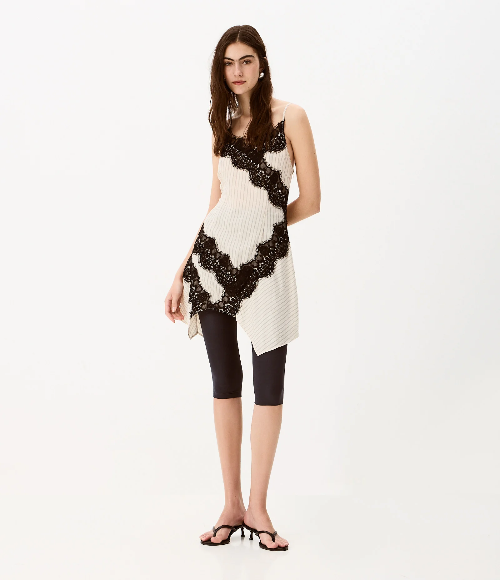 Vestido de Alcinha em Cetim com Listras em Renda e Barra Assimétrica Off White 1
