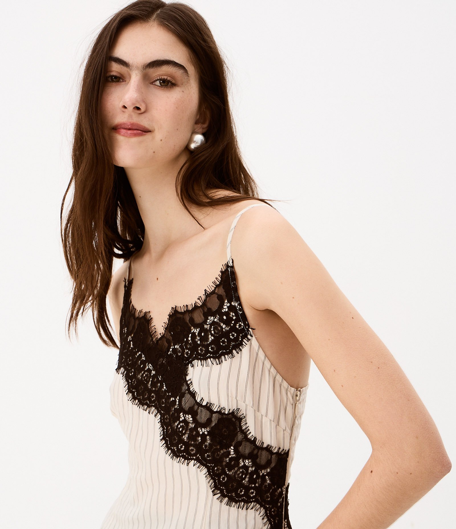 Vestido de Alcinha em Cetim com Listras em Renda e Barra Assimétrica Off White 2