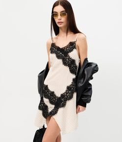 Vestido de Alcinha em Cetim com Listras em Renda e Barra Assimétrica